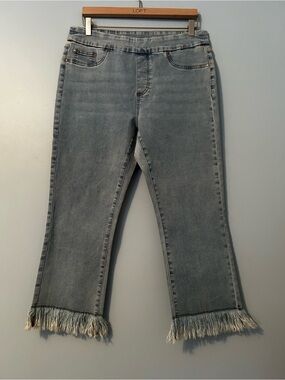 Ladies pull on style mid rise Capri with fringed hem in side 12